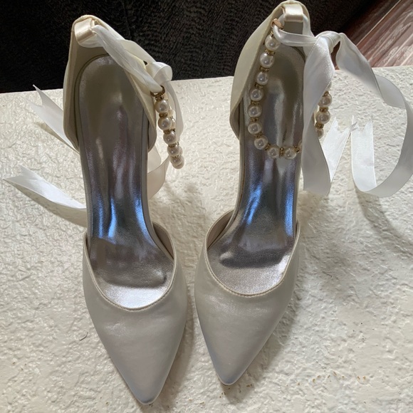 Beautiful champagne or cream color heels. - Picture 2 of 11